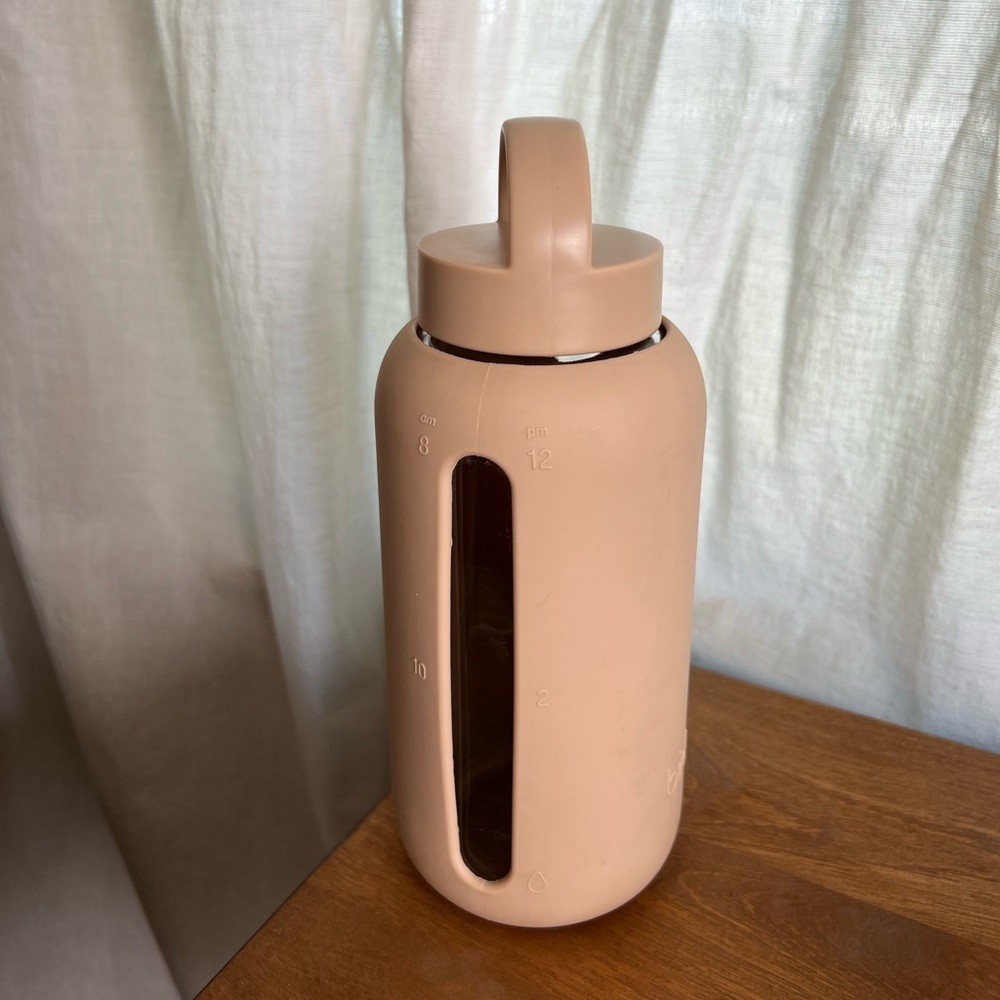 Bink Day Bottle 27oz Glass with Silicone Cover Hydration Tracking Water Bottle